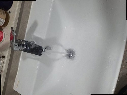 가평 하수구막힘 배관 내부 이물 제거 후 배수 흐름을 재확인하는 과정