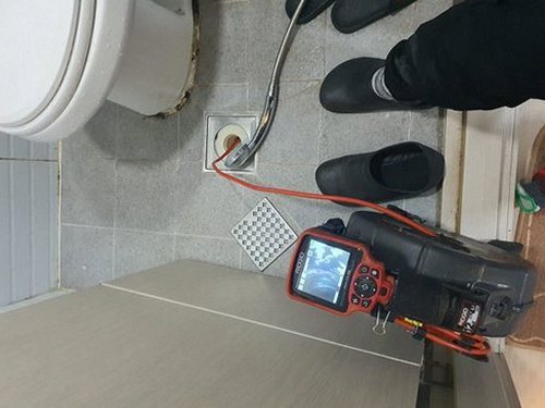 가평 하수구막힘 거름망을 정리하고 배수 상태를 확인하는 장면